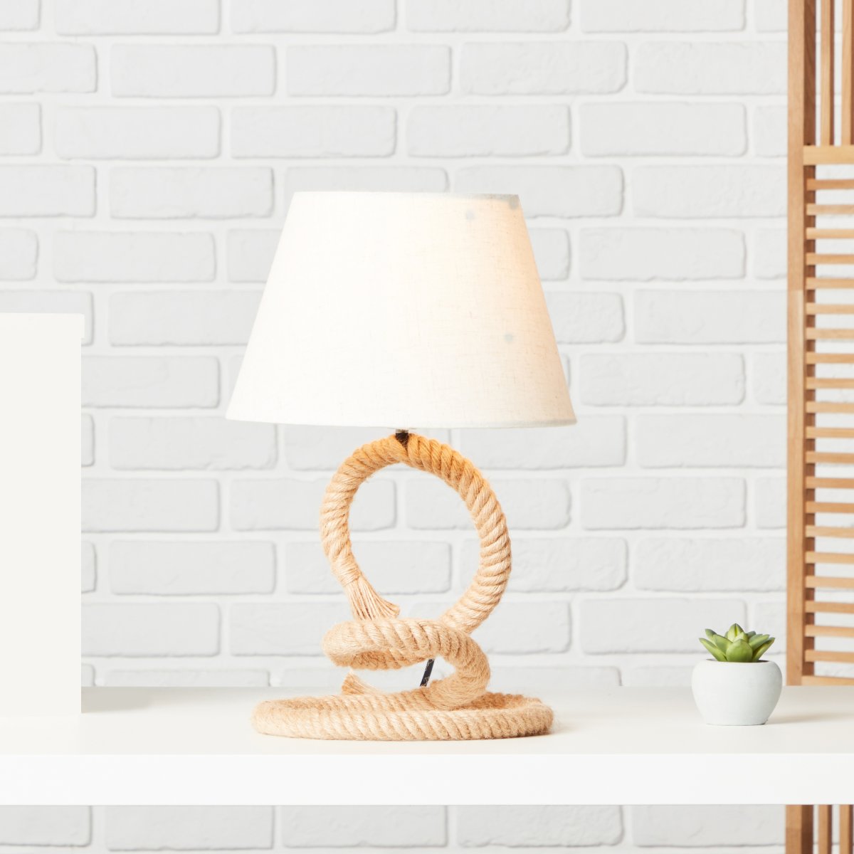 Sailor 40cm Natur tischlampe Von Brilliant - Die Tischlampe Sailor ist eine dekorative Lampe, die perfekt auf den Nachttisch oder als stimmungsvolle Beleuchtung im Wohnzimmer passt.