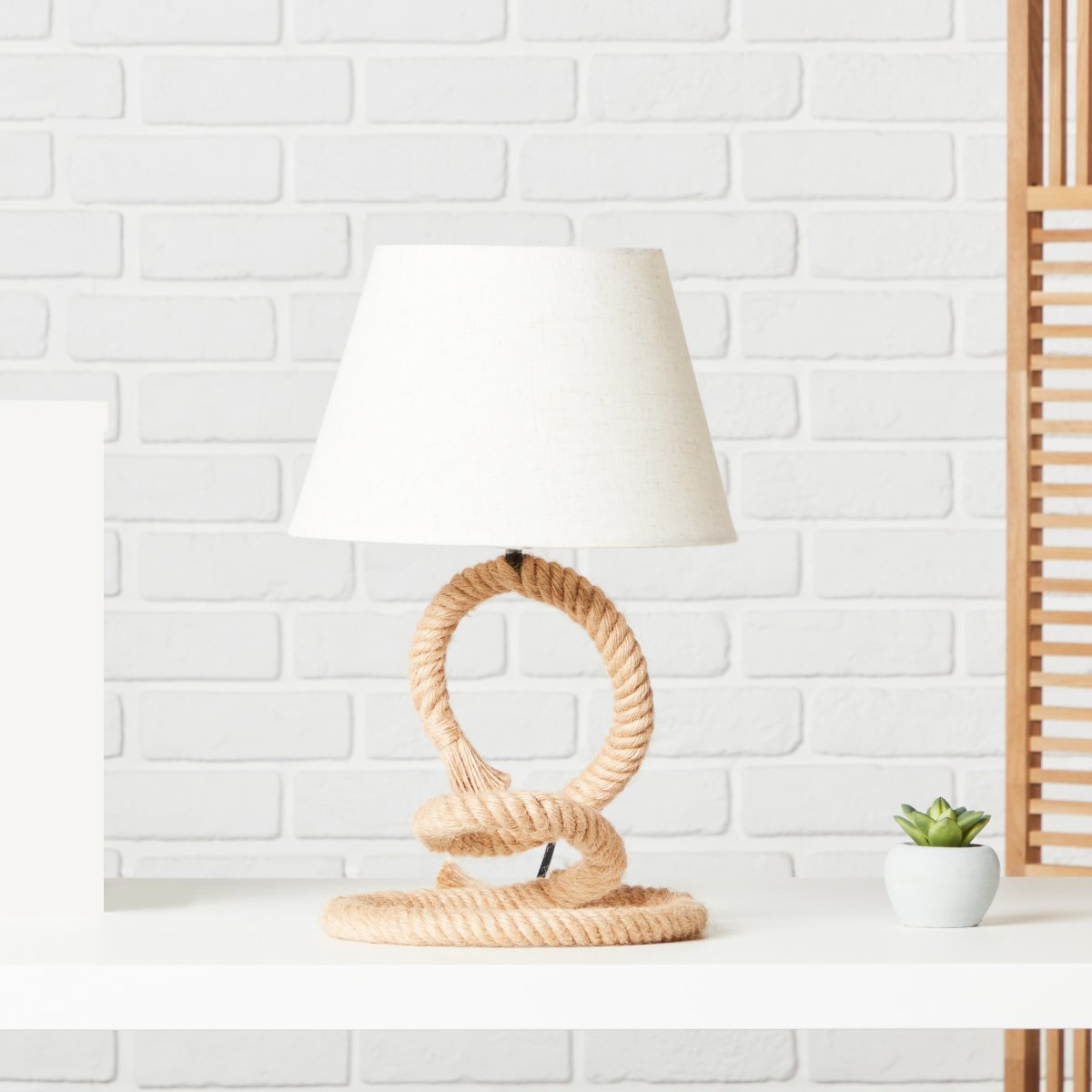 Sailor 40cm Natur tischlampe Von Brilliant - Die Tischlampe Sailor ist eine dekorative Lampe, die perfekt auf den Nachttisch oder als stimmungsvolle Beleuchtung im Wohnzimmer passt.