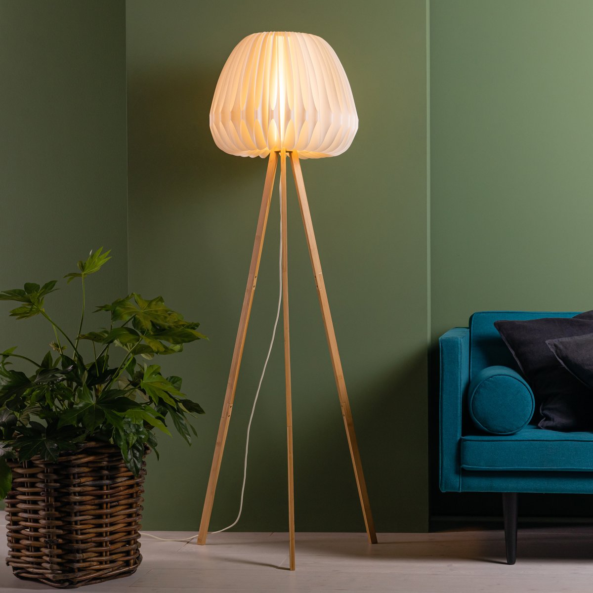 Inna Helles Holz stehlampe Von Brilliant - Die Stehleuchte Inna ist ein modernes Einrichtungsdetail mit stilvollem Design aus Bambus und weißem Kunststoff.
