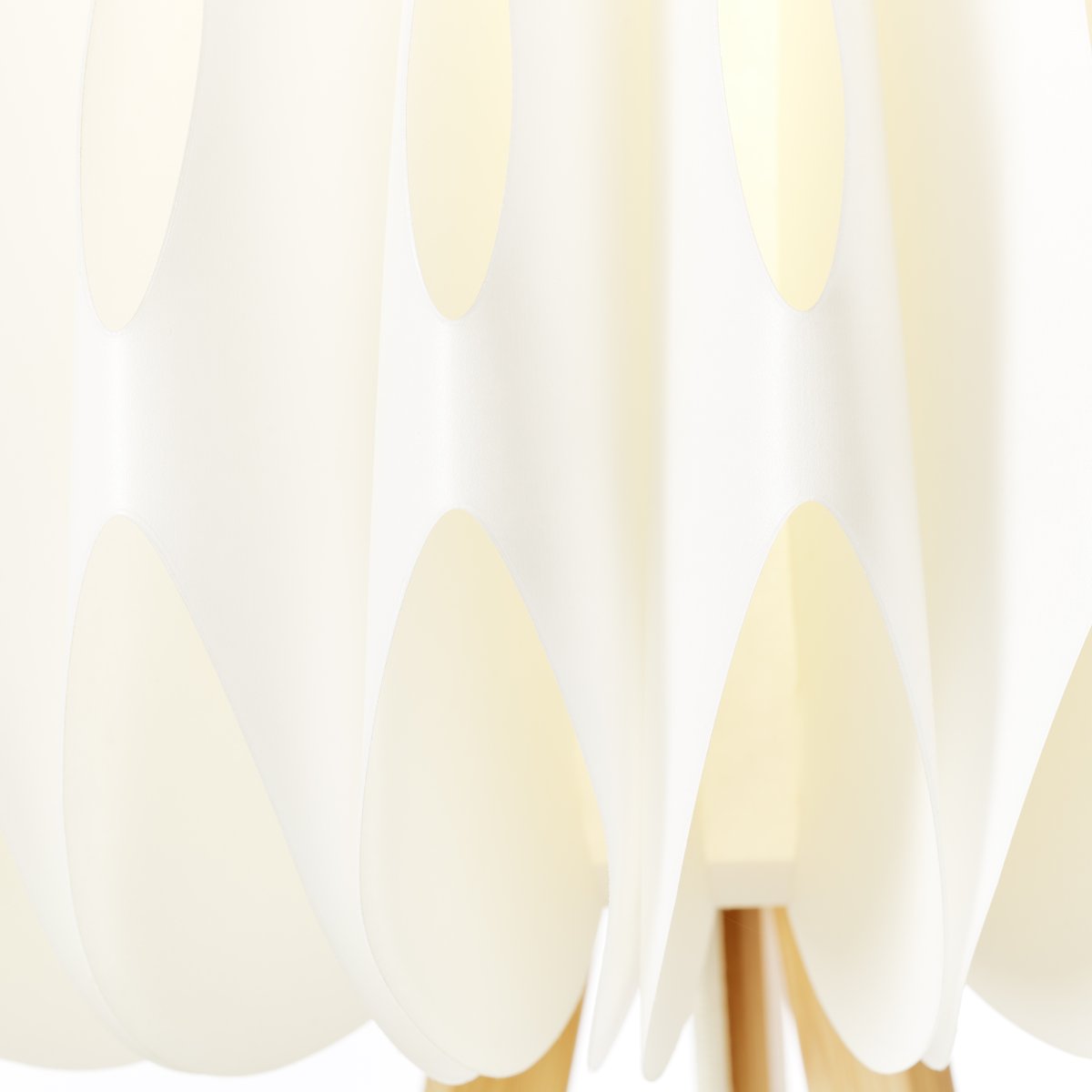 Inna Helles Holz stehlampe Von Brilliant - Die Stehleuchte Inna ist ein modernes Einrichtungsdetail mit stilvollem Design aus Bambus und weißem Kunststoff.