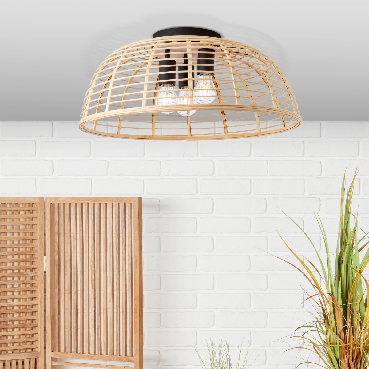 Crosstown Ø56 Helles Holz deckenleuchte Von Brilliant - Die Deckenleuchte Crosstown verbreitet ein einladendes und angenehmes Licht und eignet sich sowohl f&uuml;r Esszimmer als auch f&uuml;r Flure.