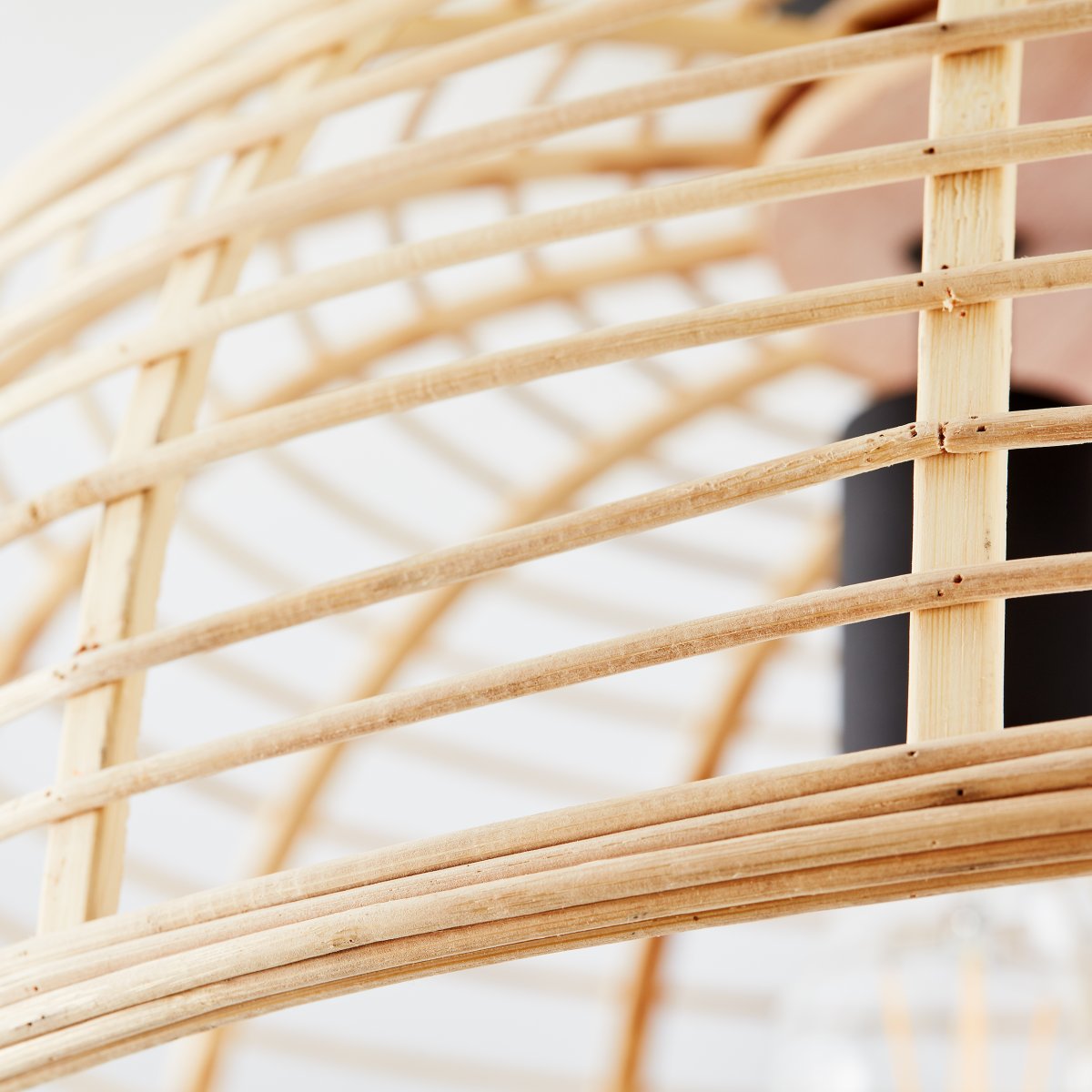 Crosstown Ø56 Helles Holz deckenleuchte Von Brilliant - Die Deckenleuchte Crosstown verbreitet ein einladendes und angenehmes Licht und eignet sich sowohl f&uuml;r Esszimmer als auch f&uuml;r Flure.