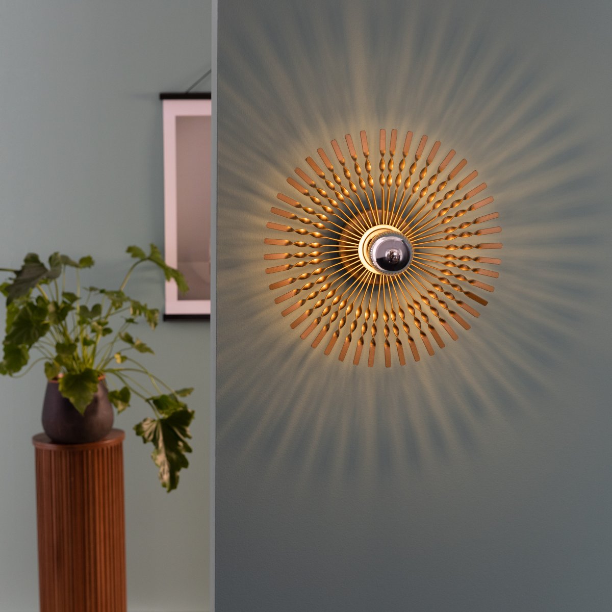 Mendoza Ø33 Gold wandlampe Von Brilliant - Die Lampe wird an der Wand montiert und mit einem externen Wanddimmer kann die Helligkeit reguliert werden, um eine gemütliche Atmosphäre zu erzeugen.