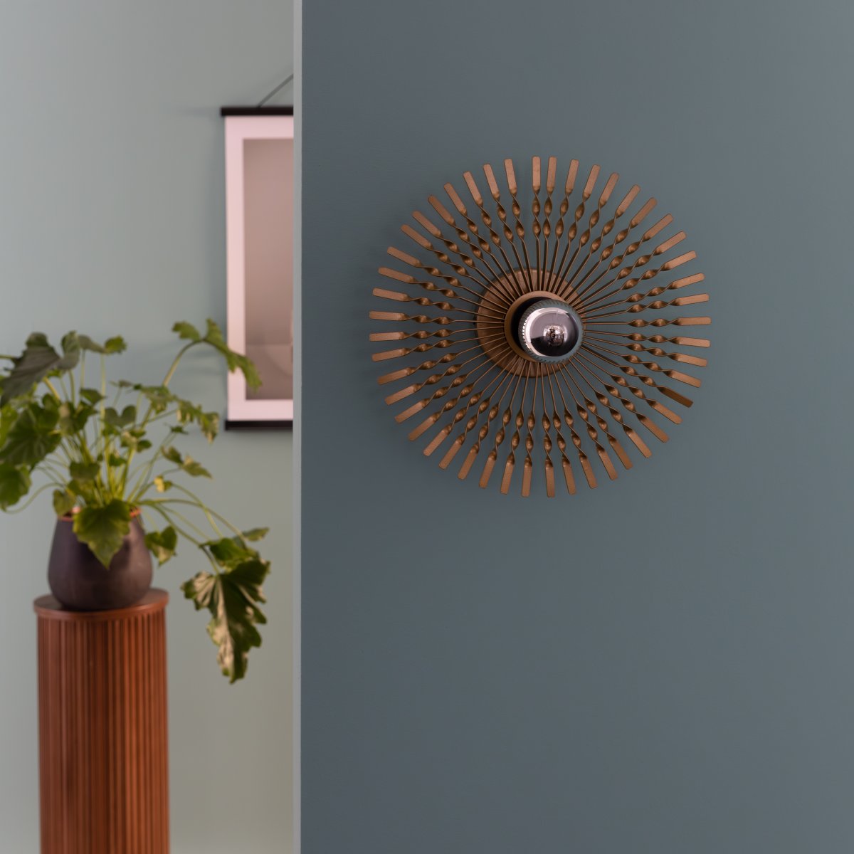 Mendoza Ø33 Gold wandlampe Von Brilliant - Die Lampe wird an der Wand montiert und mit einem externen Wanddimmer kann die Helligkeit reguliert werden, um eine gemütliche Atmosphäre zu erzeugen.