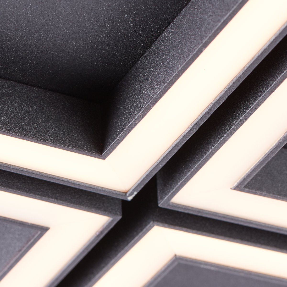 Quon 86cm Schwarz deckenleuchte Von Brilliant - Diese energieeffiziente LED-Deckenleuchte verbreitet mit ihrem warmweißen Licht eine angenehme Atmosphäre und ist mit einer Fernbedienung ausgestattet, die eine stufenlose Regulierung der Helligkeit ermöglicht.
