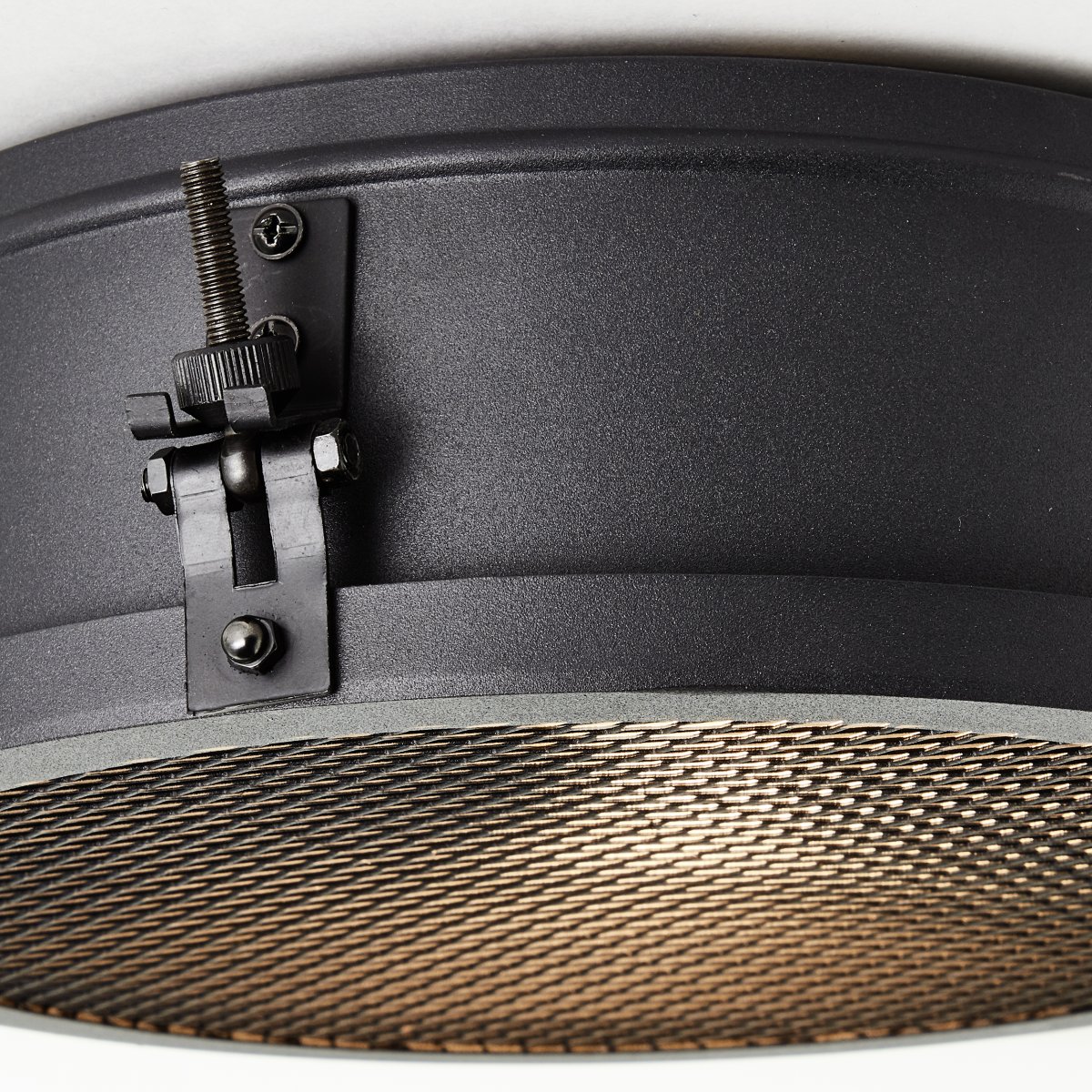 Zois Ø30 Schwarz deckenleuchte Von Brilliant - Die Deckenleuchte Zois ist im Industriestil gestaltet und schafft eine einzigartige Atmosph&auml;re im Zuhause.