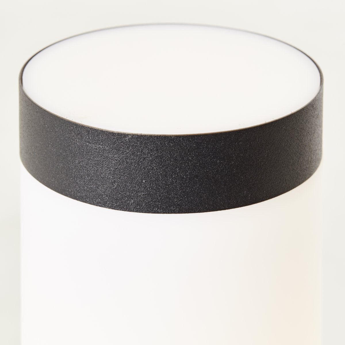 Dody 45cm Schwarz pollarleuchten Von Brilliant - Der kleinere Dody-Poller eignet sich für den Einsatz an kleinen Mauern, Terrassen oder in Außenbereichen, wo bereits ein Sockel vorhanden ist.