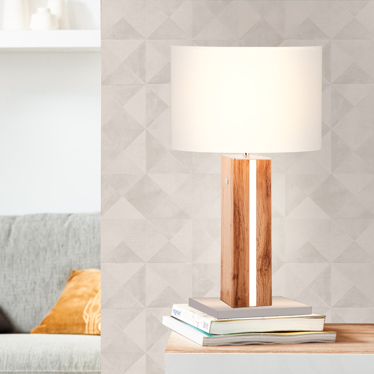 Magnus 55cm Helles Holz tischlampe Von Brilliant - Die Tischlampe Magnus vereint Funktion und Stil mit ihrem Holzbein, das &uuml;ber eine integrierte dimmbare LED-Beleuchtung mit warmwei&szlig;em Licht verf&uuml;gt.