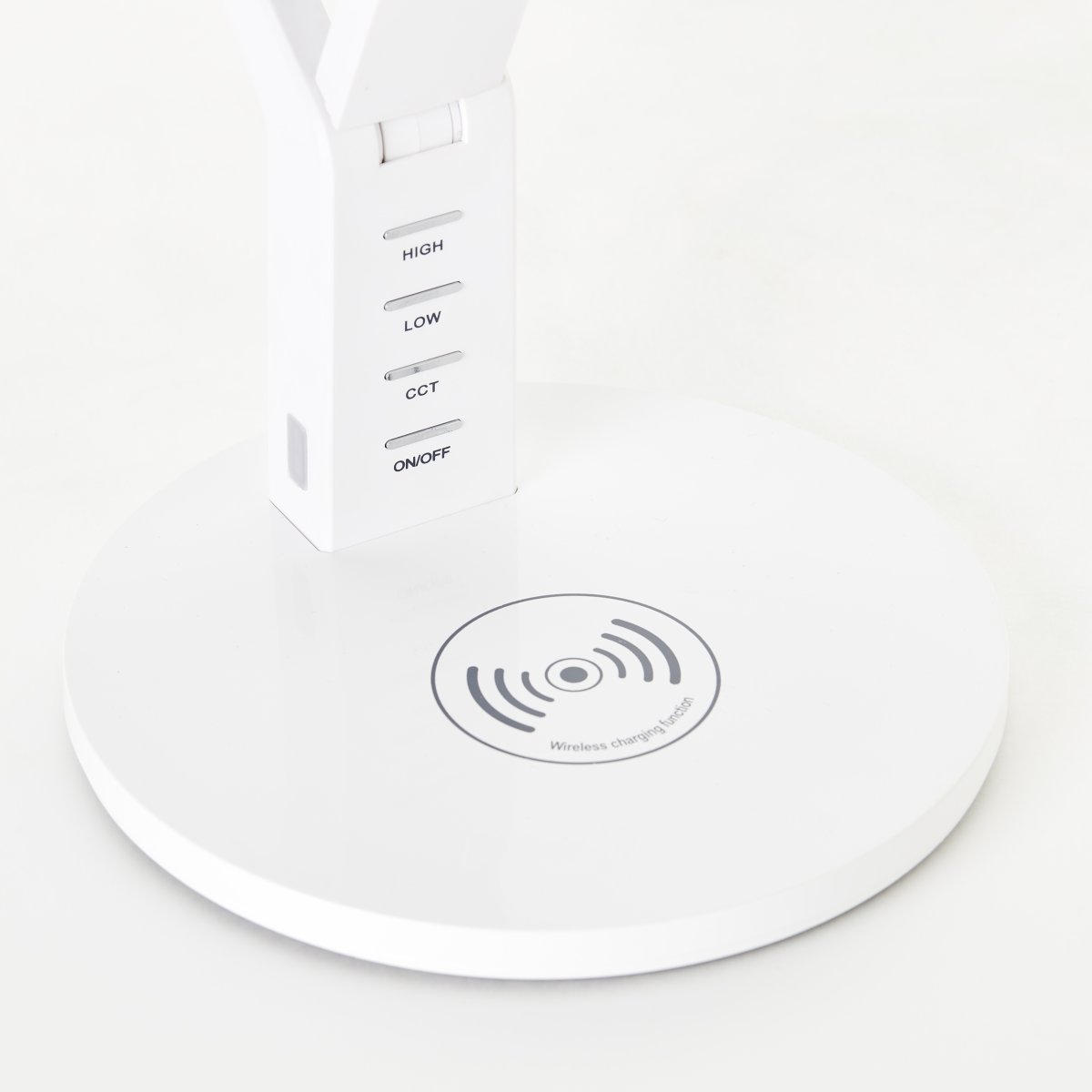 Kaila 40cm Weiß schreibtischlampe Von Brilliant - Die Lampe verfügt über einen Touchdimmer, mit dem Sie die Helligkeit bequem regulieren können und bietet Ihnen durch die CCT-Technologie die Möglichkeit, zwischen warmweißem und kaltweißem Licht zu wählen.