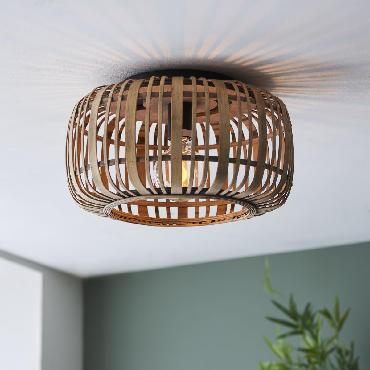 Woodrow Ø32 Natur deckenleuchte Von Brilliant - Die Lampe gibt ein warmes und angenehmes Licht und erzeugt eine angenehme Atmosphäre im Raum.