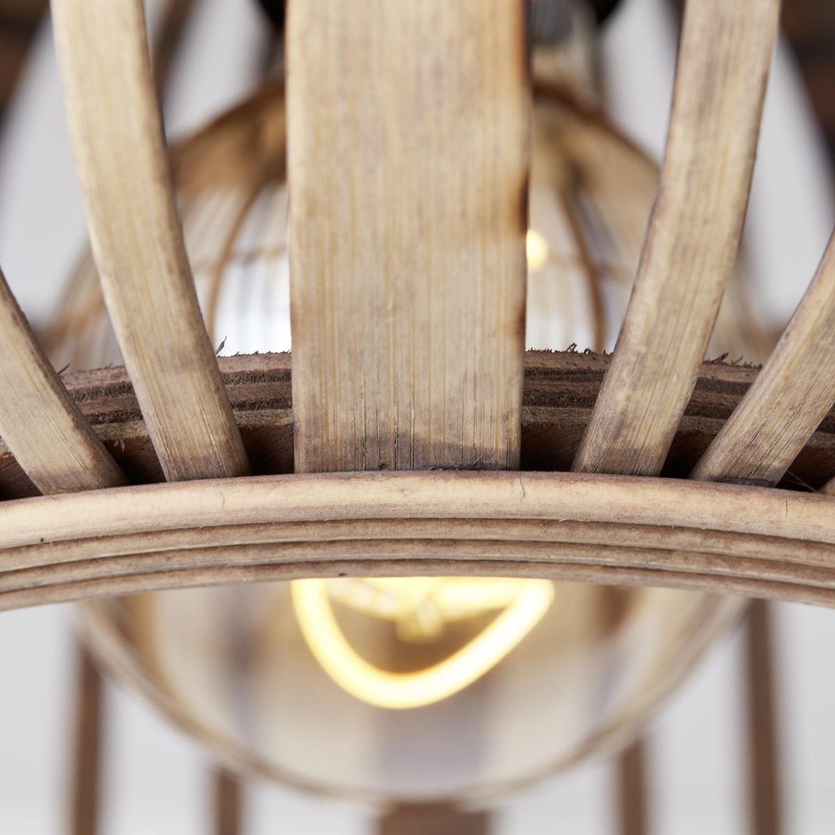 Woodrow Ø32 Natur deckenleuchte Von Brilliant - Die Lampe gibt ein warmes und angenehmes Licht und erzeugt eine angenehme Atmosphäre im Raum.