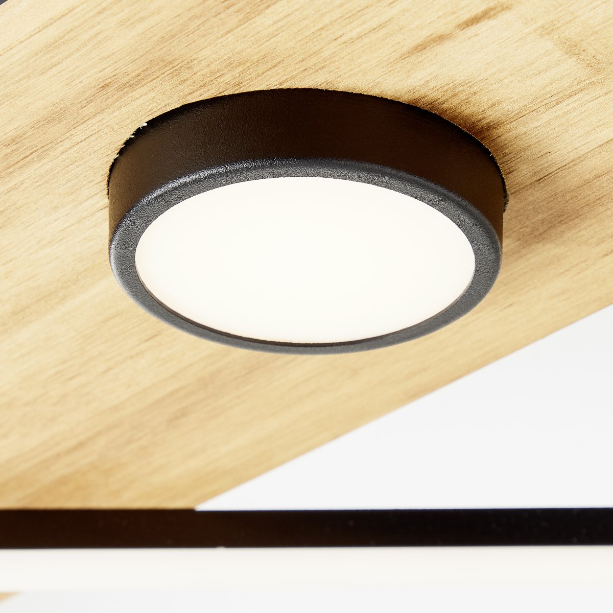 Woodbridge 25cm Holz deckenleuchte Von Brilliant - Die Lampe kombiniert mattschwarzes Metall mit Holzdetails und schafft so eine wohnliche und nat&uuml;rliche Atmosph&auml;re.