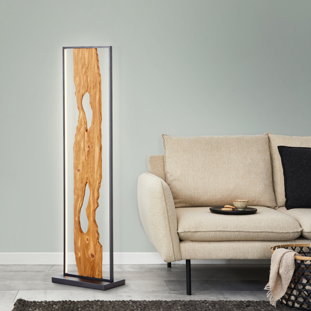 Chaumont Holz stehlampe Von Brilliant - Ausgestattet ist die Leuchte mit energieeffizienter und langlebiger LED-Technik und einem praktischen Fußschalter, der ein bequemes Ein- und Ausschalten per Fuß ermöglicht.
