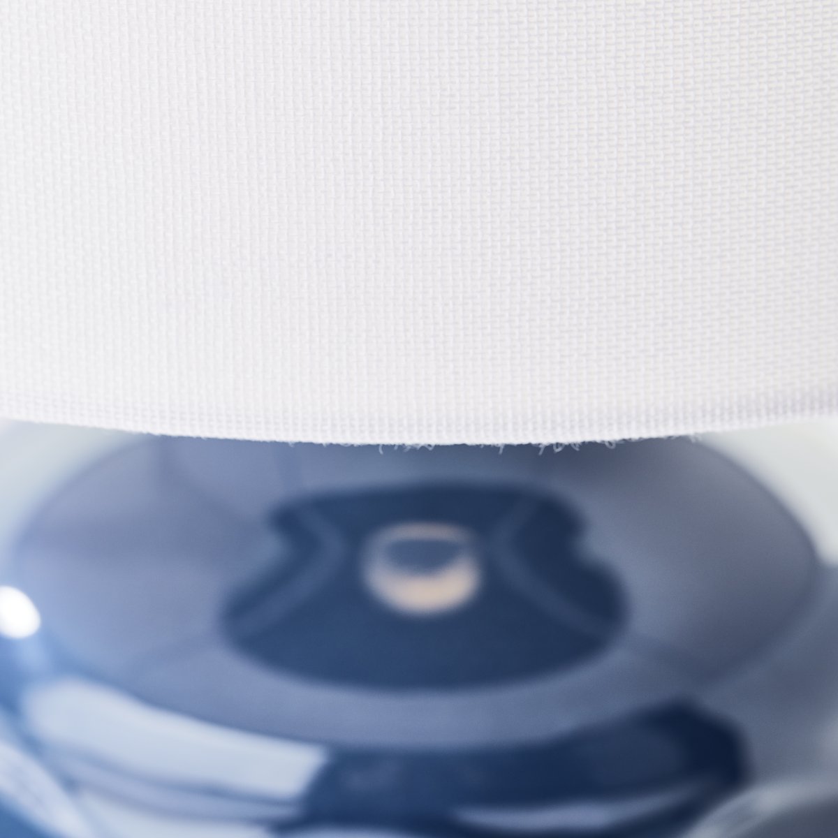 Ilysa 42cm Blau tischlampe Von Brilliant - Mit seinem schlichten und harmonischen Design f&uuml;gt es sich in jeden Einrichtungsstil ein.
