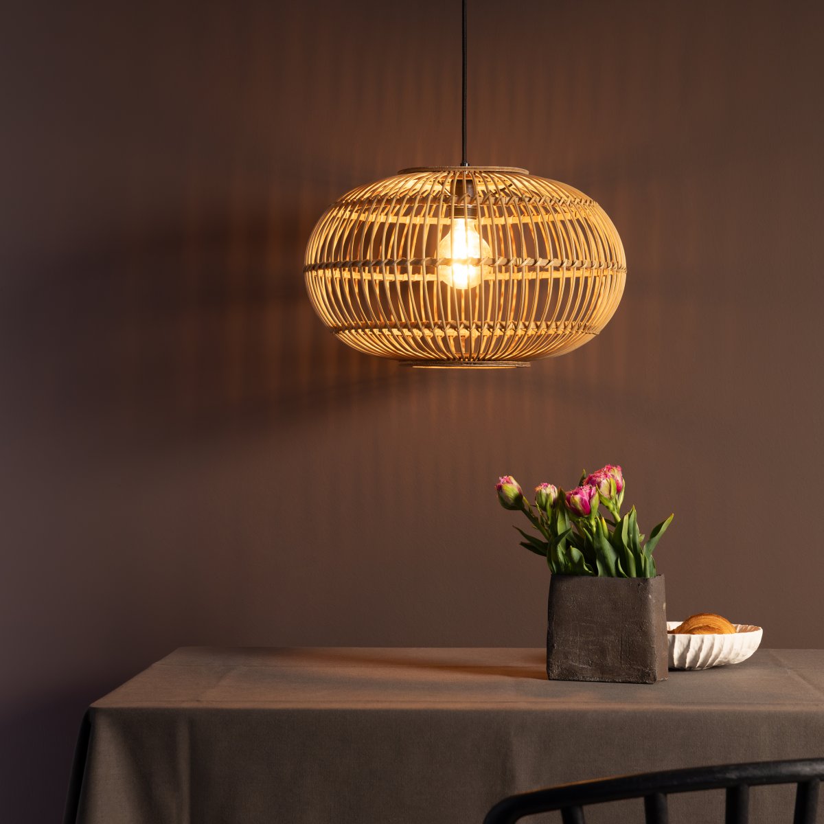 Woodball Ø45 Natur hängelampe Von Brilliant - Durch die Holzlamellen verbreitet die Lichtquelle ein angenehmes Licht und sorgt f&uuml;r eine einladende Atmosph&auml;re beispielsweise &uuml;ber dem Esstisch oder im Wohnzimmer.