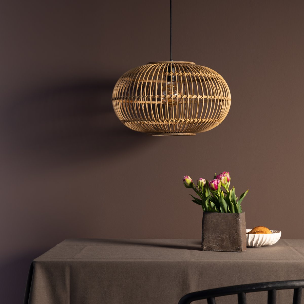 Woodball Ø45 Natur hängelampe Von Brilliant - Durch die Holzlamellen verbreitet die Lichtquelle ein angenehmes Licht und sorgt f&uuml;r eine einladende Atmosph&auml;re beispielsweise &uuml;ber dem Esstisch oder im Wohnzimmer.