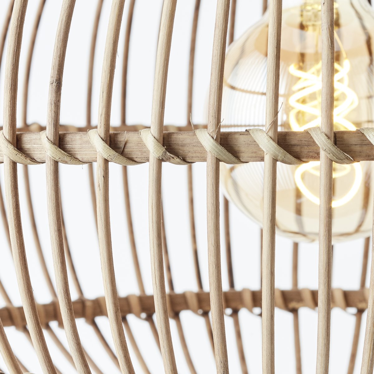 Woodball Ø45 Natur hängelampe Von Brilliant - Durch die Holzlamellen verbreitet die Lichtquelle ein angenehmes Licht und sorgt f&uuml;r eine einladende Atmosph&auml;re beispielsweise &uuml;ber dem Esstisch oder im Wohnzimmer.