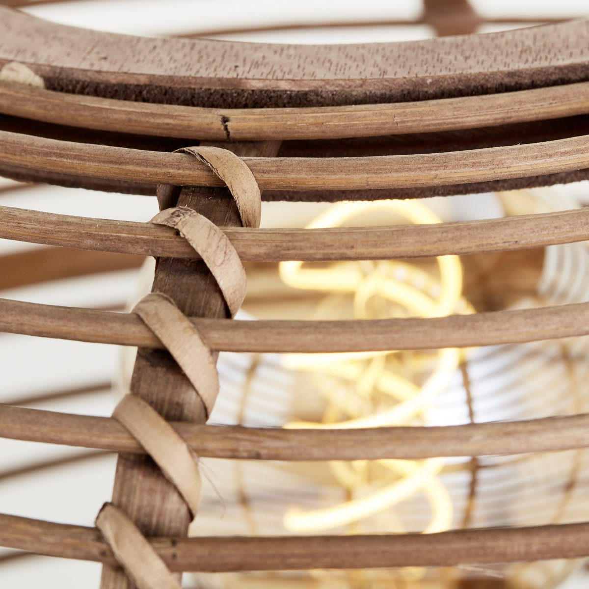 Woodball Ø32 Natur deckenleuchte Von Brilliant - Die rustikale und warme &Auml;sthetik macht es zu einem perfekten Einrichtungsdetail f&uuml;r verschiedene R&auml;ume und Stile.