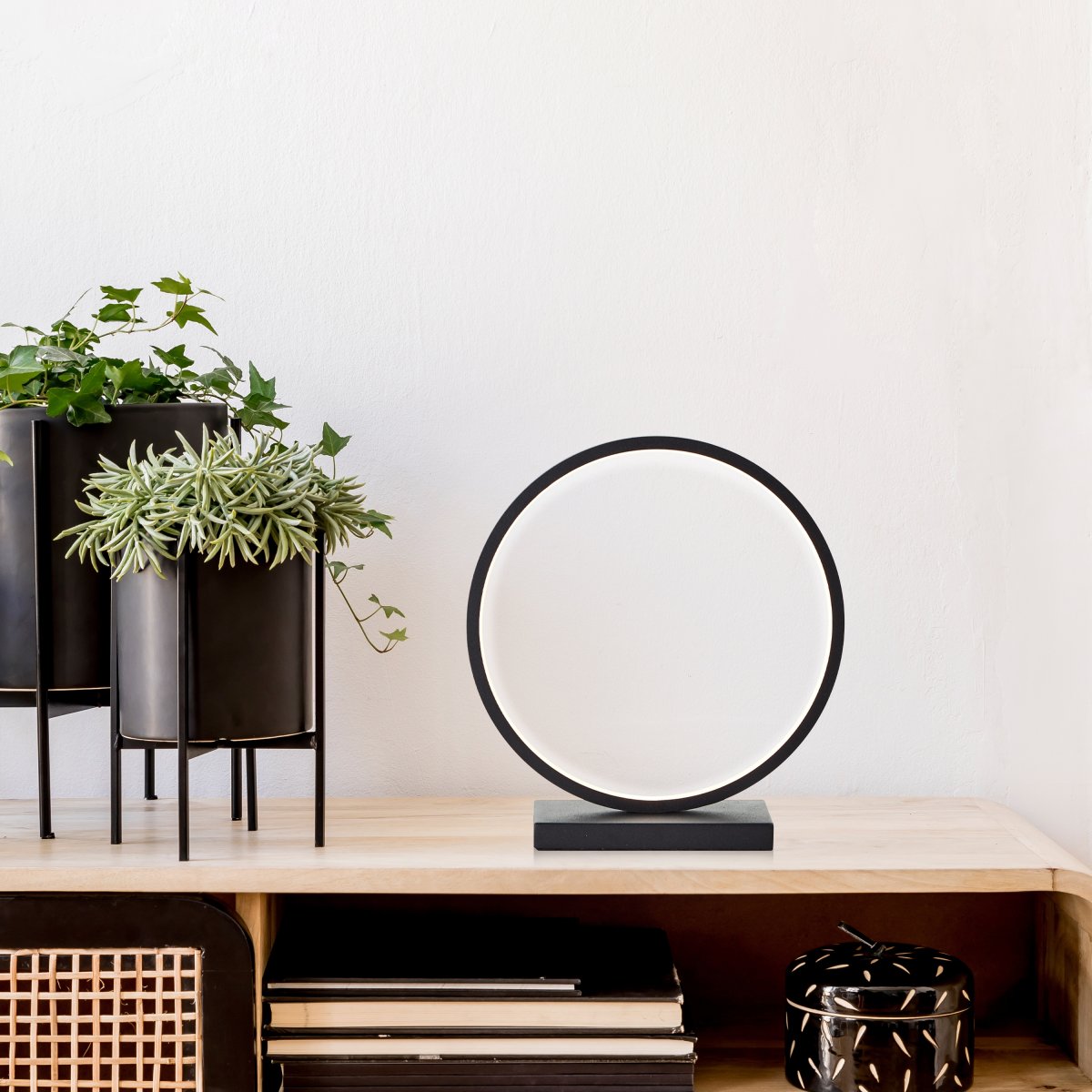 Chaumont 28cm Schwarz tischlampe Von Brilliant - Die Lampe ist eine stilvolle Erg&auml;nzung f&uuml;r Ihr Zuhause und hinterl&auml;sst einen eleganten Eindruck, egal wo Sie sie platzieren.