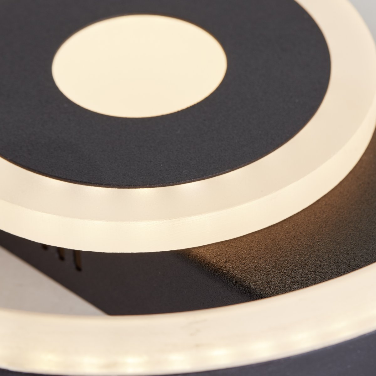 Maureen Ø20 Schwarz deckenleuchte Von Brilliant - Die Deckenleuchte Maureen sorgt f&uuml;r eine dekorative Beleuchtung und eignet sich perfekt f&uuml;r Wohnzimmer und B&uuml;ros.