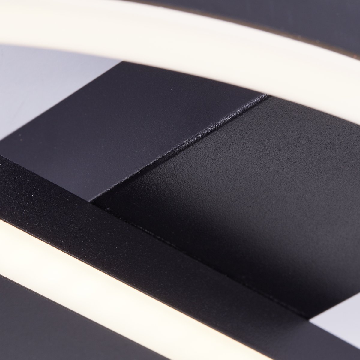 Maureen 37cm Schwarz deckenleuchte Von Brilliant - Diese moderne und stilvolle Deckenleuchte verbreitet in jedem Raum ein einladendes und freundliches Licht, egal ob sie im Flur, Wohnzimmer oder Schlafzimmer platziert wird.