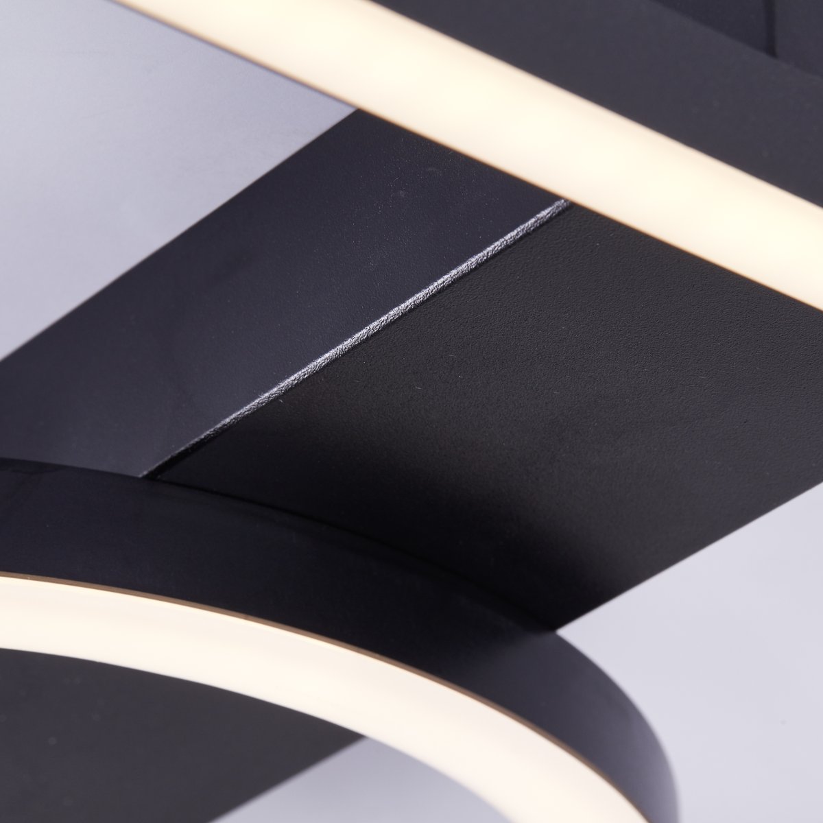 Maureen 40cm Schwarz deckenleuchte Von Brilliant - Diese moderne Deckenlampe spendet ein freundliches und einladendes Licht, das sowohl in den Flur als auch ins Wohnzimmer und Schlafzimmer passt.