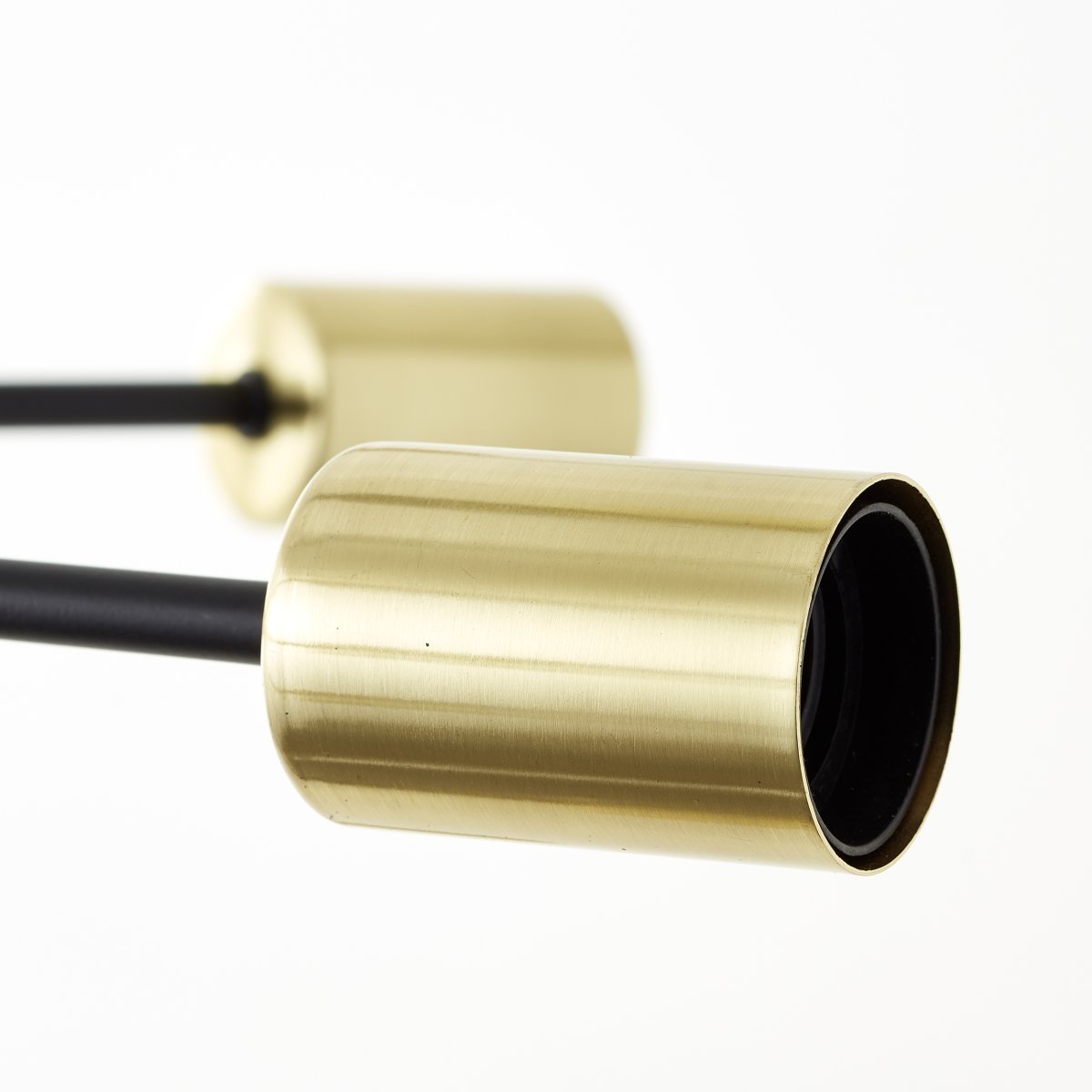 Dree Ø90 Mattschwarz hängelampe Von Brilliant - Mit einem Durchmesser von 90 cm und einem eleganten Finish in Schwarz und Gold passt er perfekt in jedes moderne Interieur.