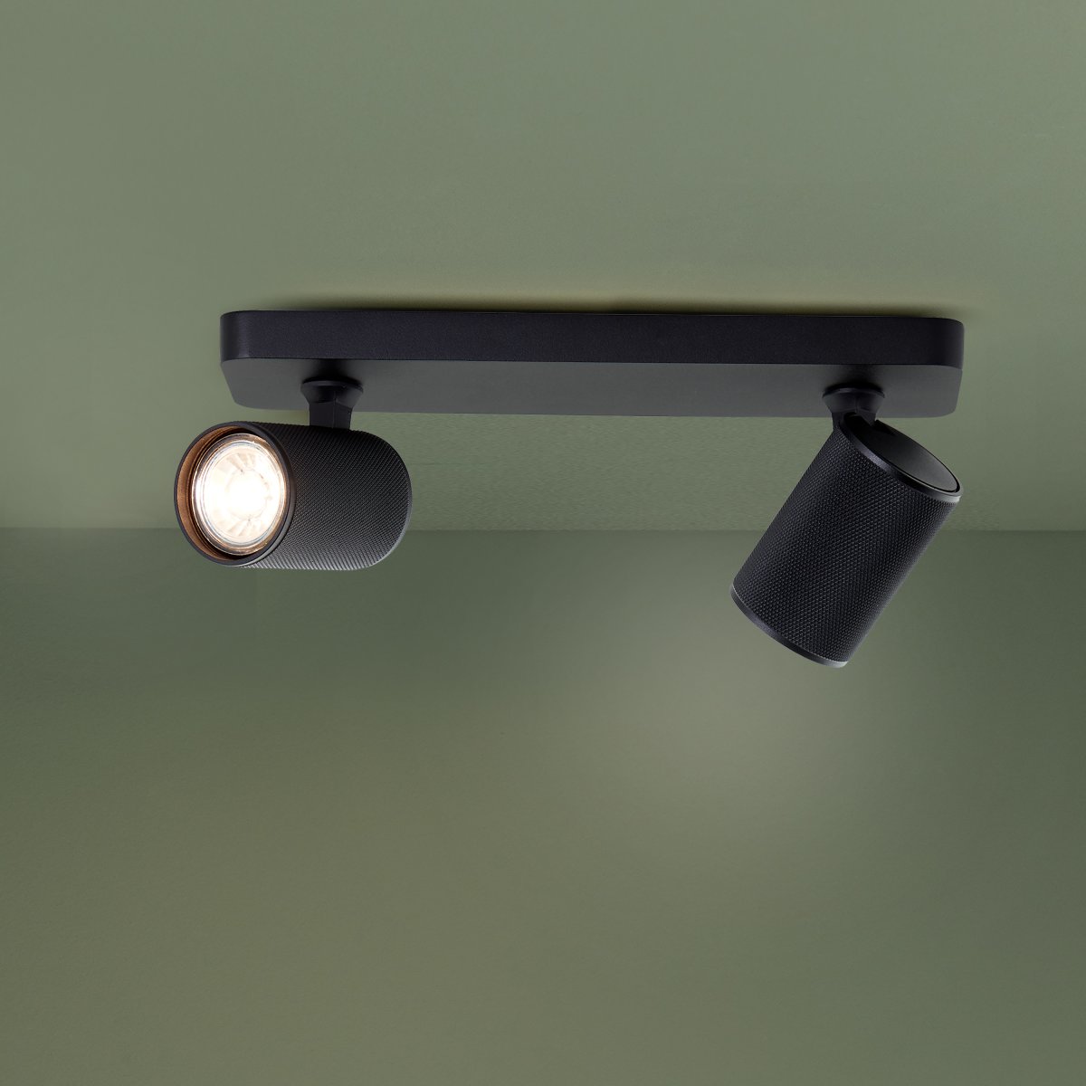 Marty 2 Sandschwarz spotlight Von Brilliant - Die Lampe verfügt über GU10-Fassungen und wird mit dimmbaren Lichtquellen geliefert, die ein warmweißes Licht abgeben.