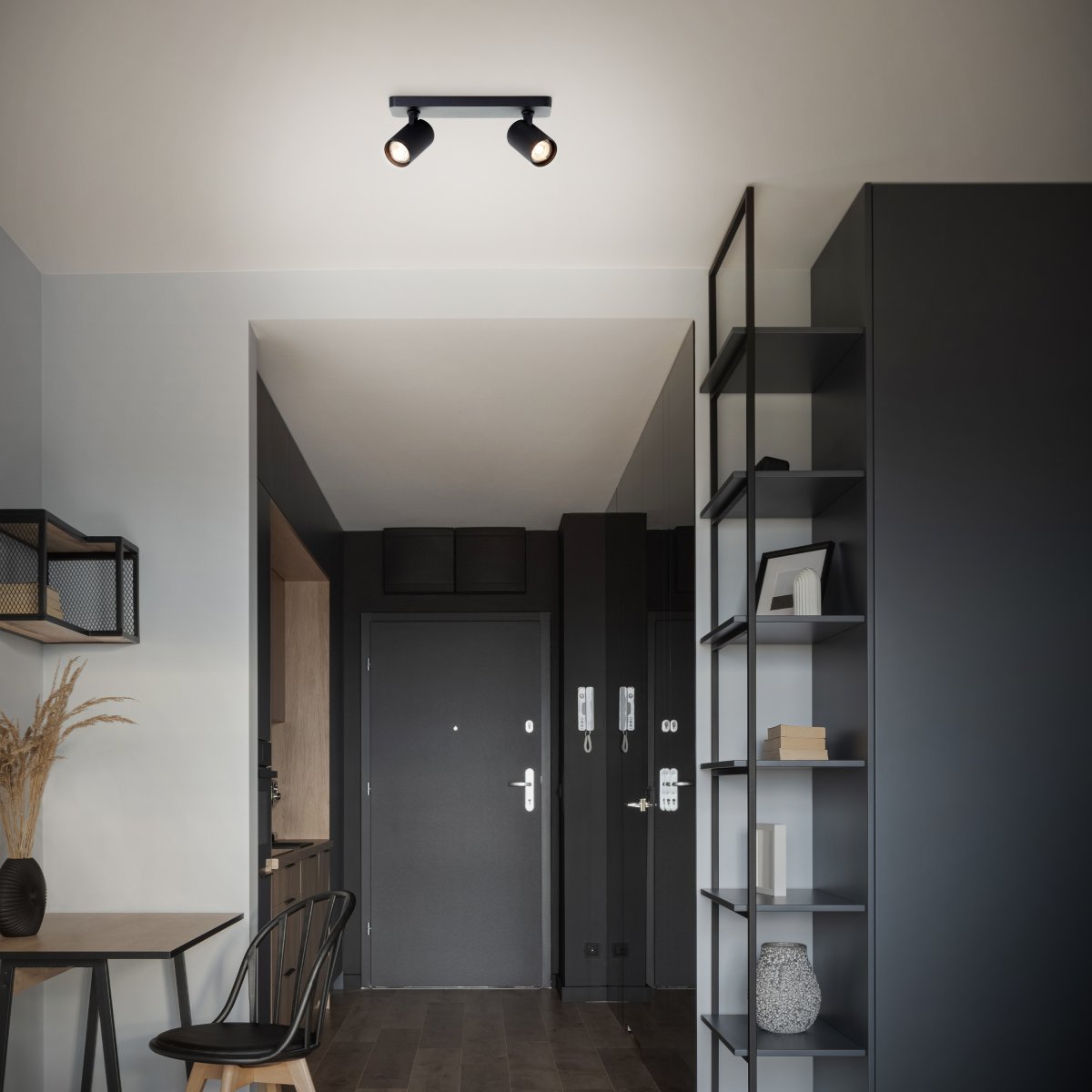Marty 2 Sandschwarz spotlight Von Brilliant - Die Lampe verfügt über GU10-Fassungen und wird mit dimmbaren Lichtquellen geliefert, die ein warmweißes Licht abgeben.