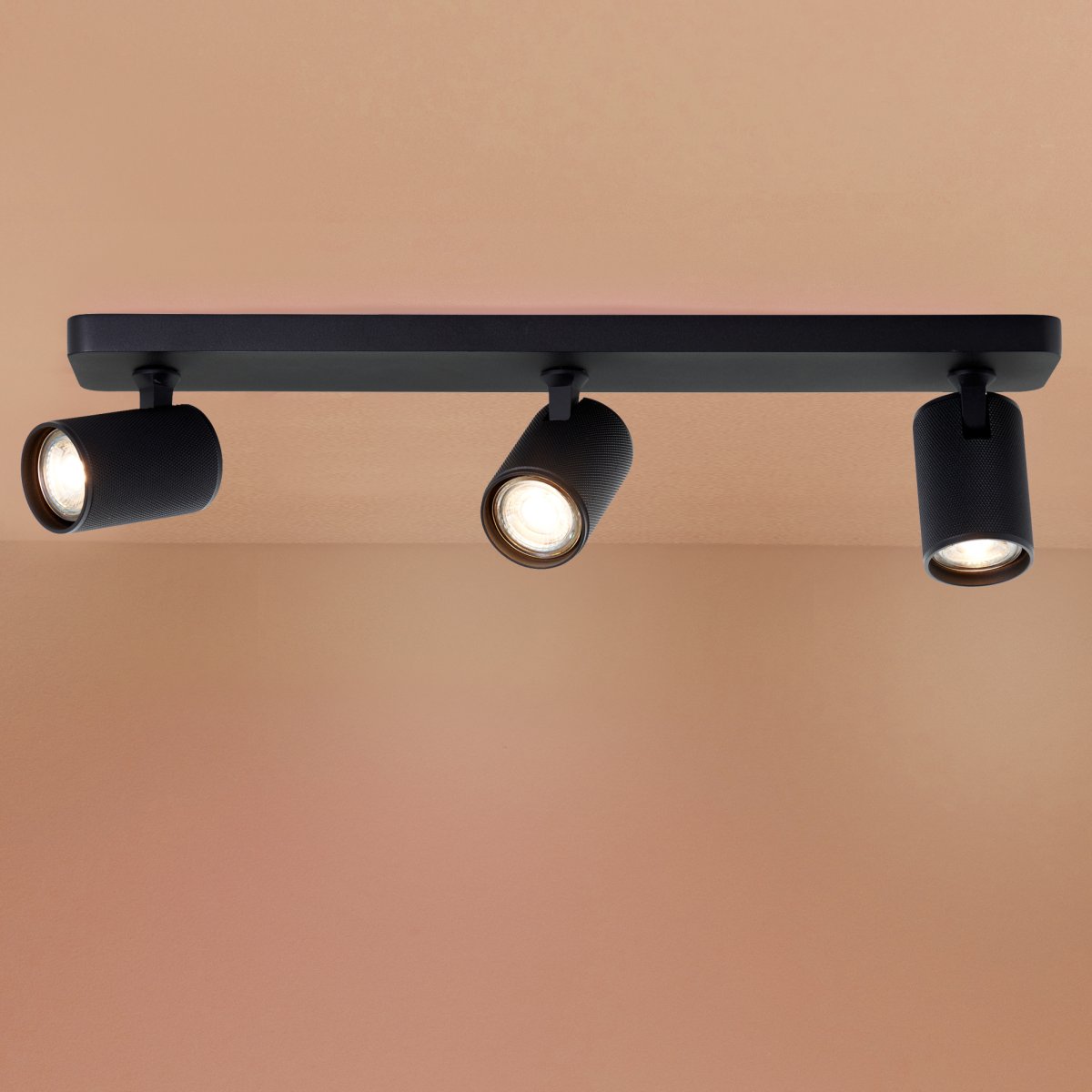 Marty 3 Sandschwarz spotlight Von Brilliant - Die Lampe verfügt über GU10-Fassungen und wird mit dimmbaren Lichtquellen geliefert, die ein warmweißes Licht abgeben.