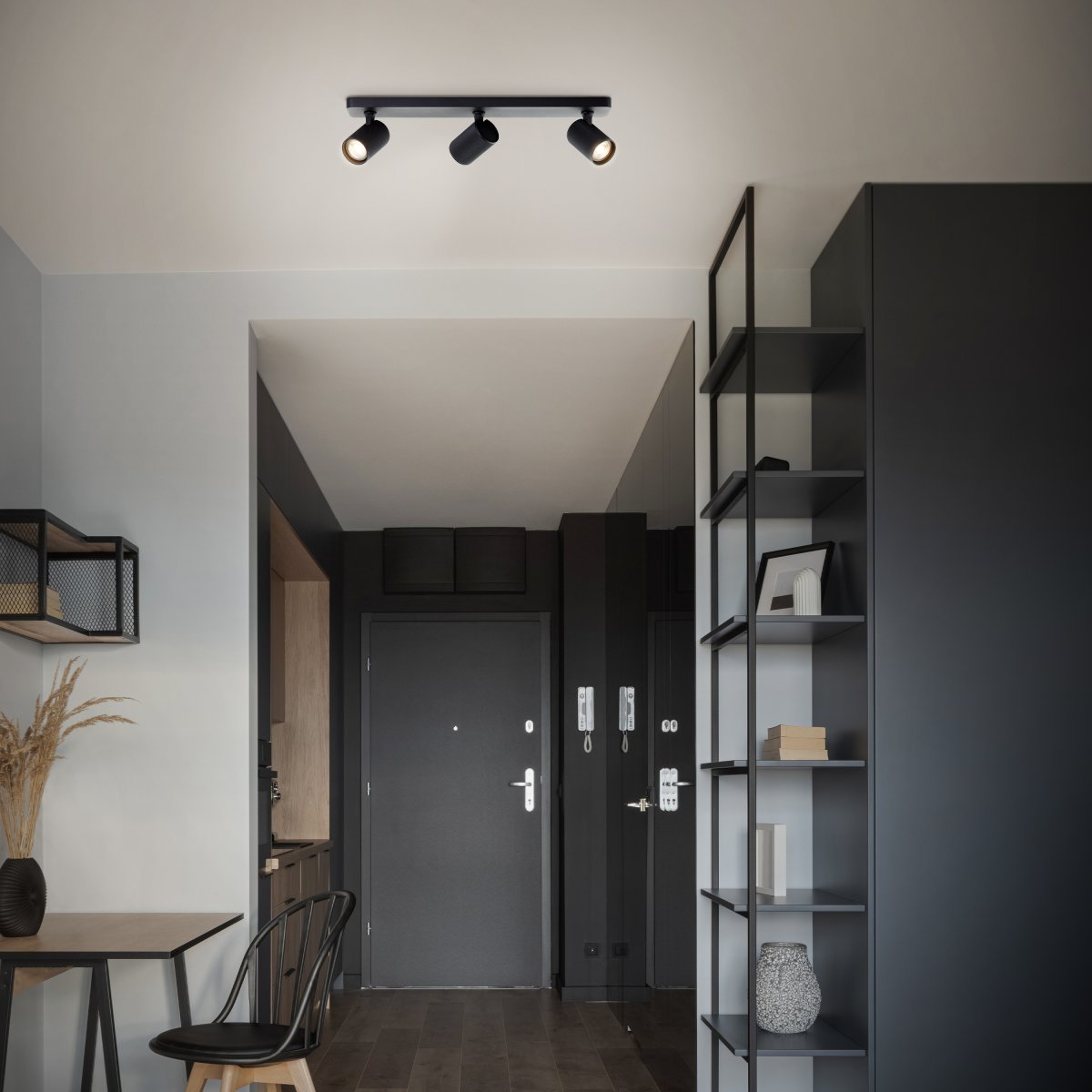 Marty 3 Sandschwarz spotlight Von Brilliant - Die Lampe verfügt über GU10-Fassungen und wird mit dimmbaren Lichtquellen geliefert, die ein warmweißes Licht abgeben.