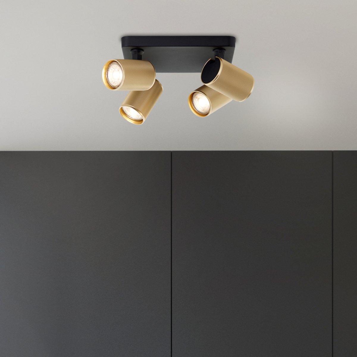 Marty 4 Sandschwarz spotlight Von Brilliant - Die Lampe verf&uuml;gt &uuml;ber GU10-Fassungen und wird mit dimmbaren Lichtquellen geliefert, die ein warmwei&szlig;es Licht abgeben.