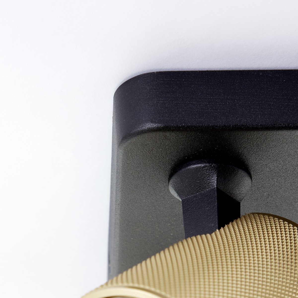 Marty 4 Sandschwarz spotlight Von Brilliant - Die Lampe verf&uuml;gt &uuml;ber GU10-Fassungen und wird mit dimmbaren Lichtquellen geliefert, die ein warmwei&szlig;es Licht abgeben.