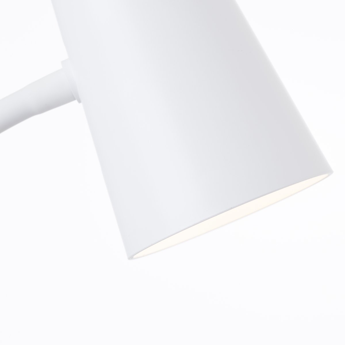 Adda Weiß klemmlampe Von Brilliant - Entdecken Sie die vielseitige Klemmleuchte Adda von Brilliant und sorgen Sie für mehr Licht in Ihrem Zuhause oder Büro!