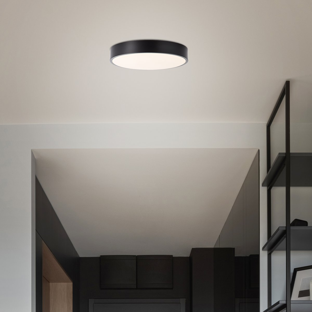 Slimline Ø33 Schwarz deckenleuchte Von Brilliant - Trotz ihrer Gr&ouml;&szlig;e verf&uuml;gt sie &uuml;ber eine starke Helligkeit von 2400 Lumen und eine warmwei&szlig;e Lichtfarbe von 3000 Kelvin, die eine angenehme Atmosph&auml;re schafft.