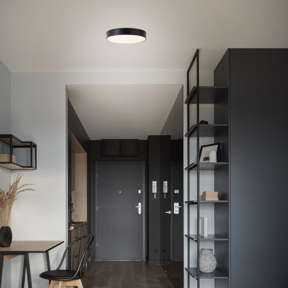Slimline Ø33 Schwarz deckenleuchte Von Brilliant - Trotz ihrer Gr&ouml;&szlig;e verf&uuml;gt sie &uuml;ber eine starke Helligkeit von 2400 Lumen und eine warmwei&szlig;e Lichtfarbe von 3000 Kelvin, die eine angenehme Atmosph&auml;re schafft.