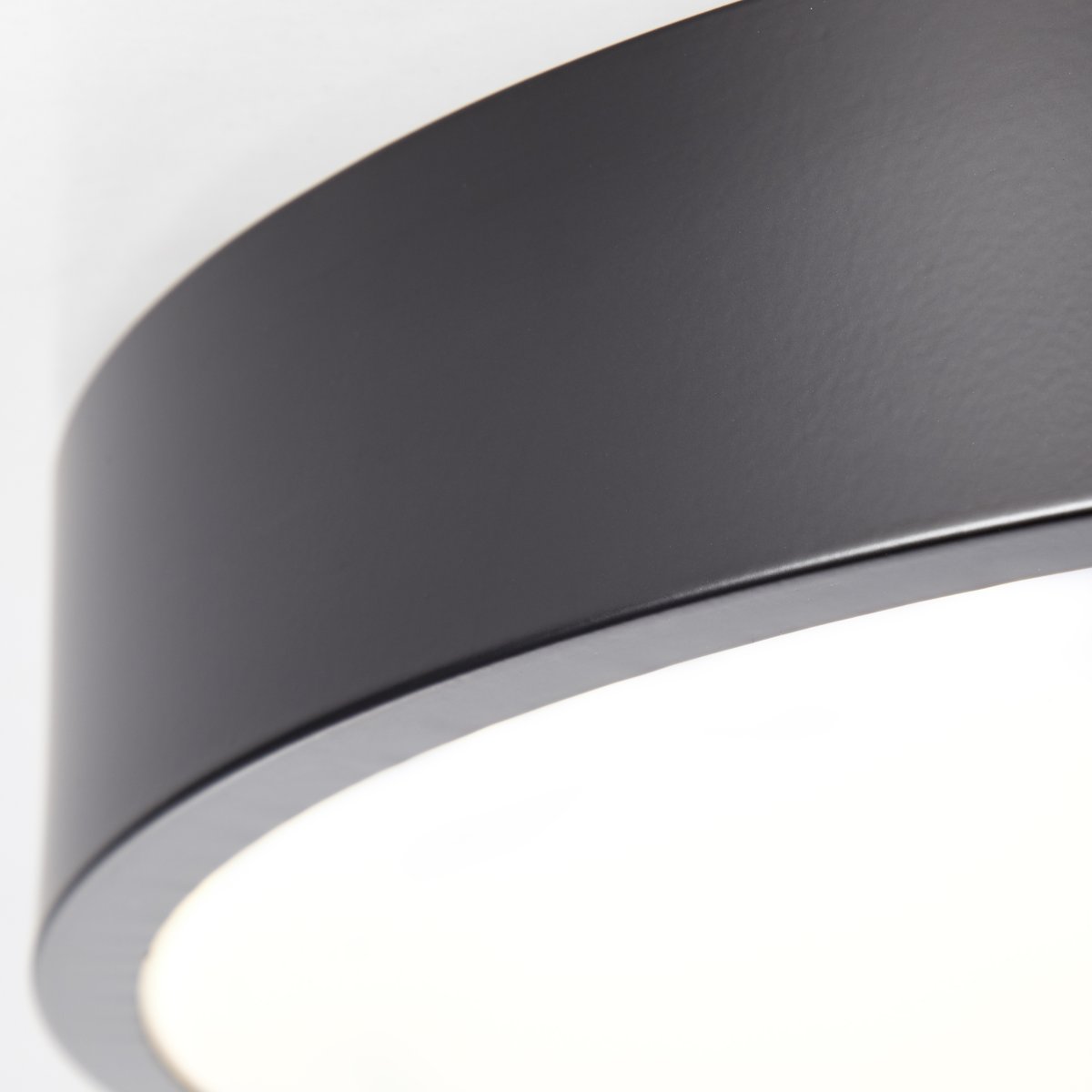Slimline Ø33 Schwarz deckenleuchte Von Brilliant - Trotz ihrer Gr&ouml;&szlig;e verf&uuml;gt sie &uuml;ber eine starke Helligkeit von 2400 Lumen und eine warmwei&szlig;e Lichtfarbe von 3000 Kelvin, die eine angenehme Atmosph&auml;re schafft.