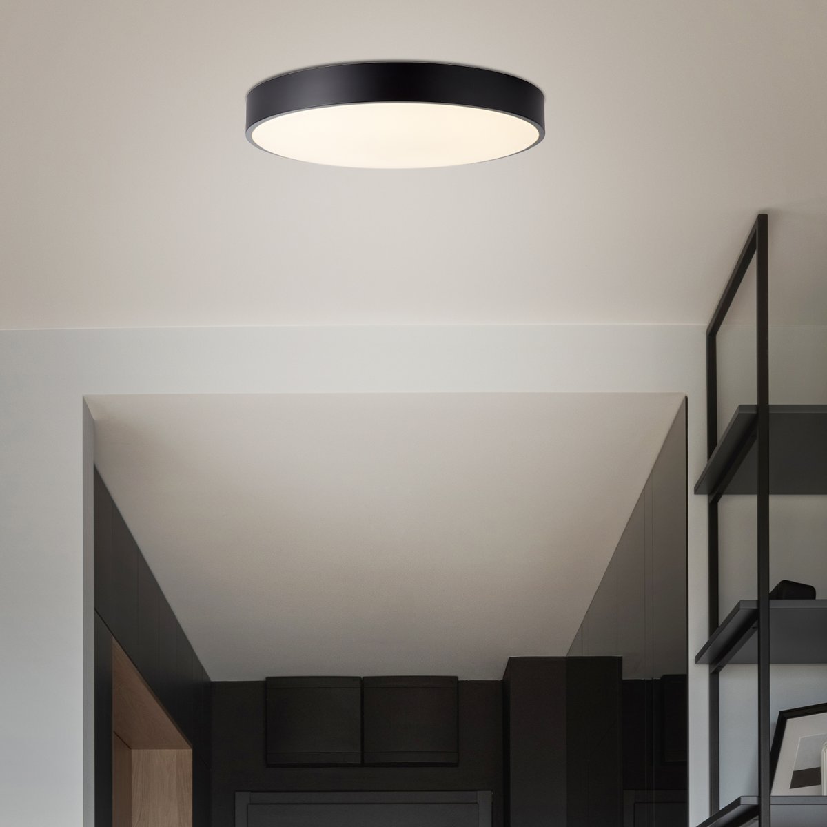 Slimline Ø50 Schwarz deckenleuchte Von Brilliant - Die moderne Slimline LED-Deckenleuchte in Schwarz und Wei&szlig; hat einen funktionalen Fokus, ideal f&uuml;r R&auml;ume, in denen eine klare und effiziente Beleuchtung wichtig ist.