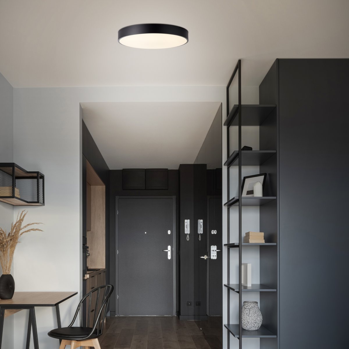 Slimline Ø50 Schwarz deckenleuchte Von Brilliant - Die moderne Slimline LED-Deckenleuchte in Schwarz und Wei&szlig; hat einen funktionalen Fokus, ideal f&uuml;r R&auml;ume, in denen eine klare und effiziente Beleuchtung wichtig ist.
