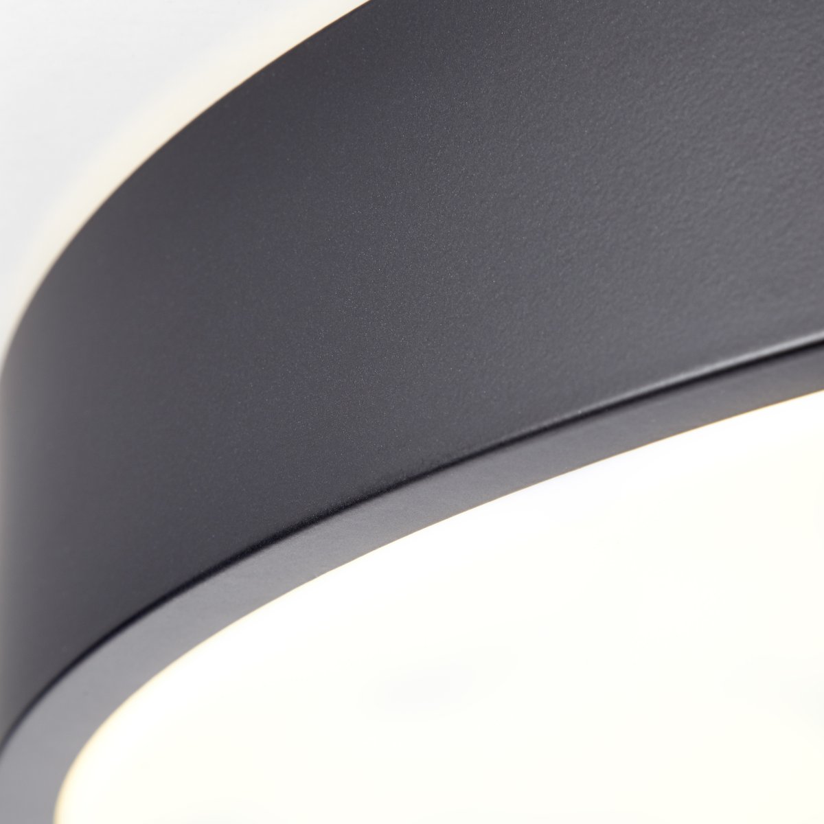 Slimline Ø50 Schwarz deckenleuchte Von Brilliant - Die moderne Slimline LED-Deckenleuchte in Schwarz und Wei&szlig; hat einen funktionalen Fokus, ideal f&uuml;r R&auml;ume, in denen eine klare und effiziente Beleuchtung wichtig ist.