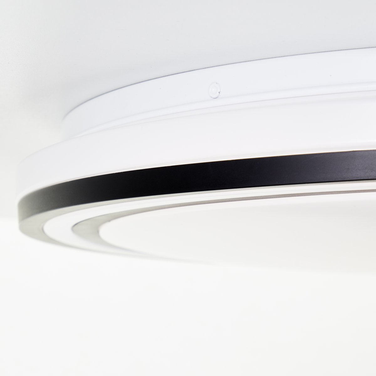Cloe Ø50 Schwarz deckenleuchte Von Brilliant - Mit der RGB-Funktion k&ouml;nnen Sie durch Umschalten zwischen verschiedenen Farben die gew&uuml;nschte Atmosph&auml;re schaffen und mit der CCT-Technologie k&ouml;nnen Sie die Farbtemperatur des Lichts von Warmwei&szlig; bis Kaltwei&szlig; einstellen.
