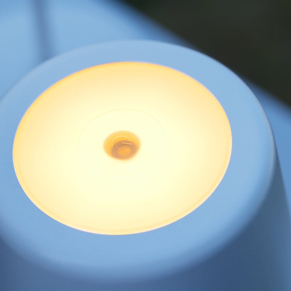 Kaami 37cm Mattweiß tragbare Von Brilliant - Mit seiner hohen IP44-Einstufung ist es wetterfest und perfekt f&uuml;r den Au&szlig;en- und Innenbereich geeignet.