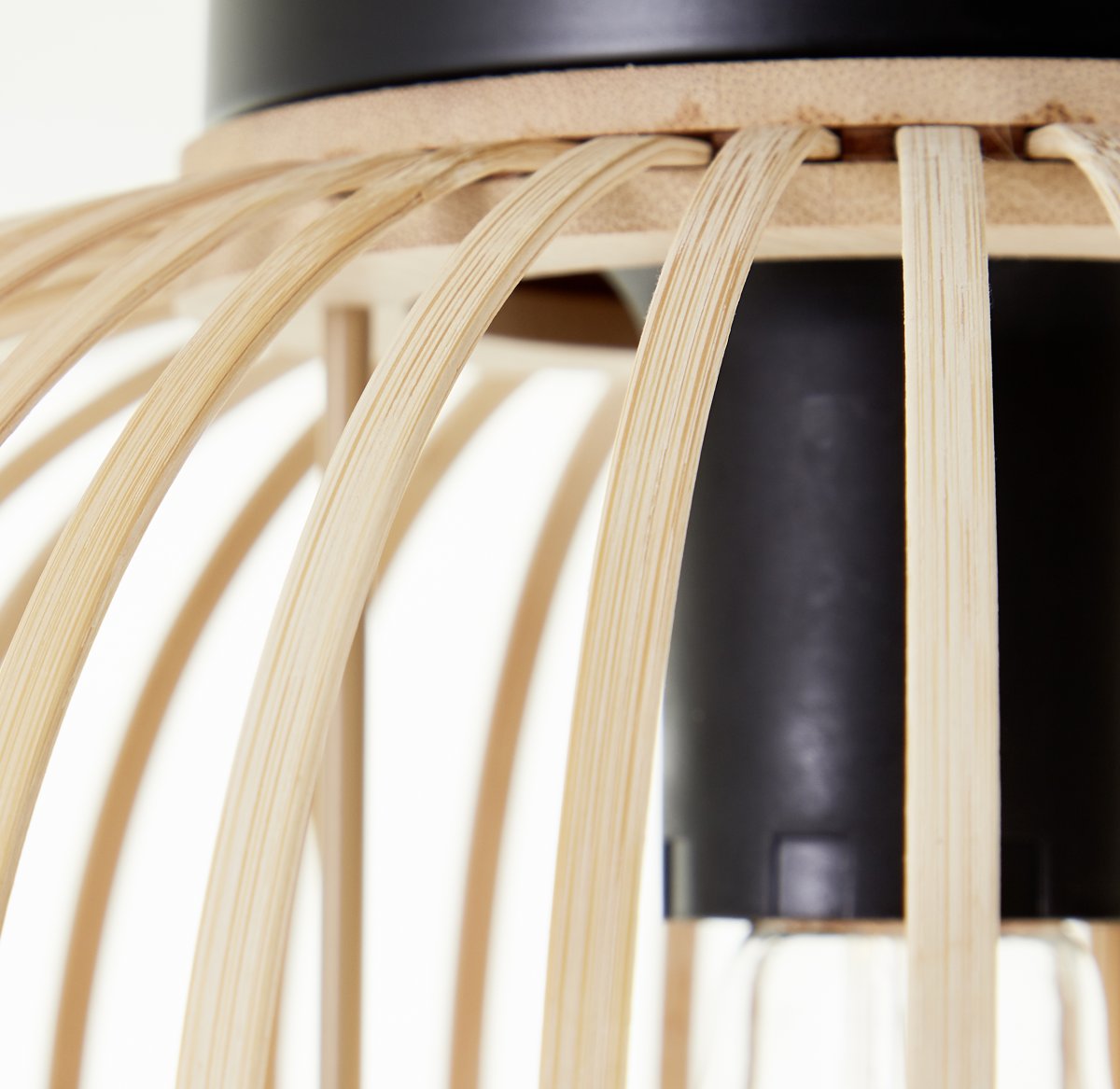 Enca Ø30 Natur deckenleuchte Von Brilliant - Die Deckenleuchte Enca ist aus Bambus gefertigt und verleiht Ihrem Zuhause einen natürlichen und zeitlosen Eindruck.