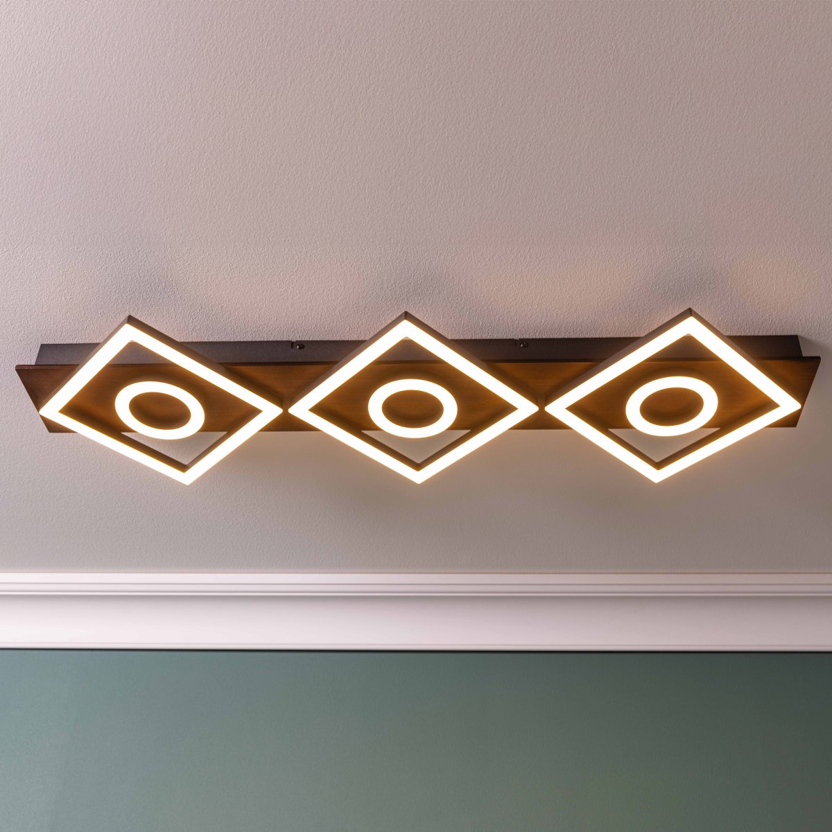Maureen 88cm Dunkles Holz deckenleuchte Von Brilliant - Diese stilvolle Deckenleuchte f&uuml;gt sich nahtlos in Ihren Raum ein und sorgt f&uuml;r eine warme Atmosph&auml;re mit einem Hauch von Luxus.