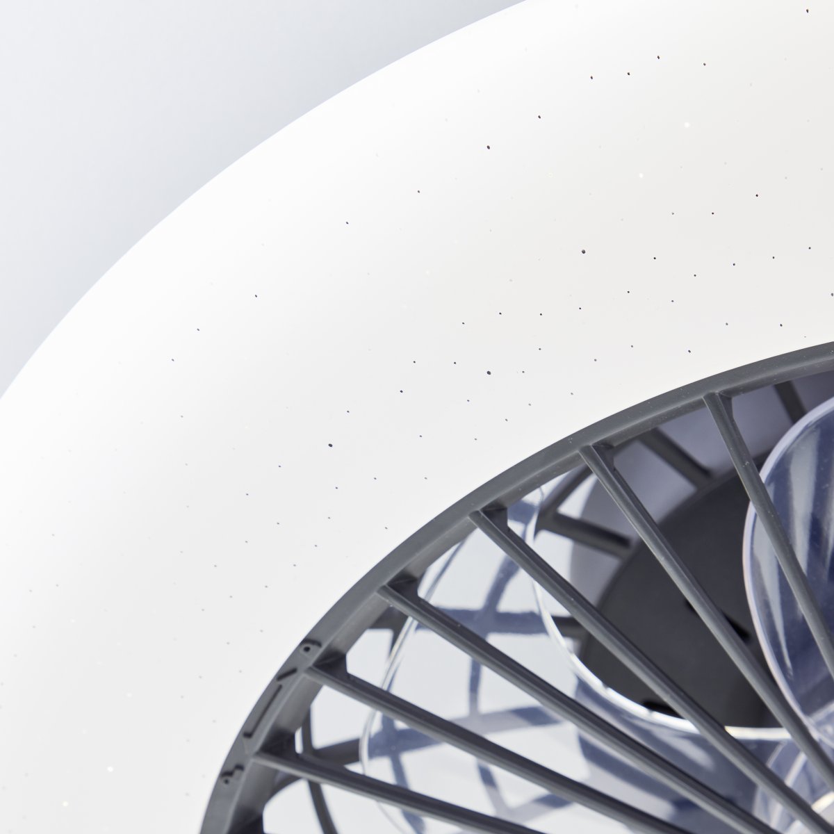 Salerno Ø50 Schwarz Von Brilliant - Der Deckenventilator Salerno in Schwarz ist eine stilvolle und vielseitige L&ouml;sung f&uuml;r Beleuchtung und Bel&uuml;ftung im Zuhause.