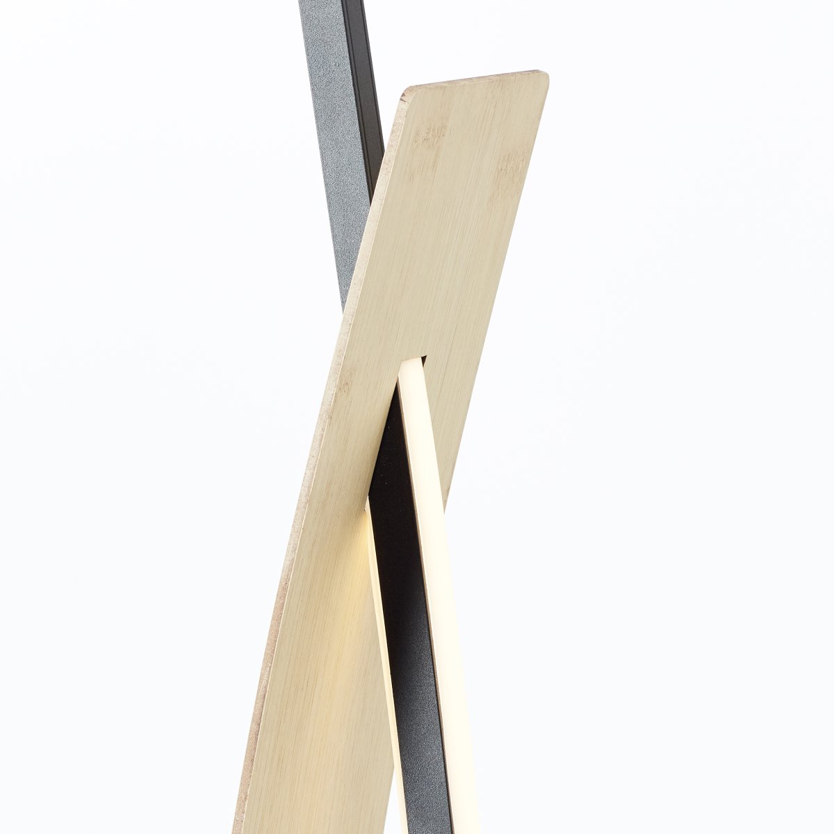 Visby Natur stehlampe Von Brilliant - Die Stehleuchte Visby ist eine elegante Beleuchtungsl&ouml;sung, die modernes Design mit nat&uuml;rlichen Elementen kombiniert.