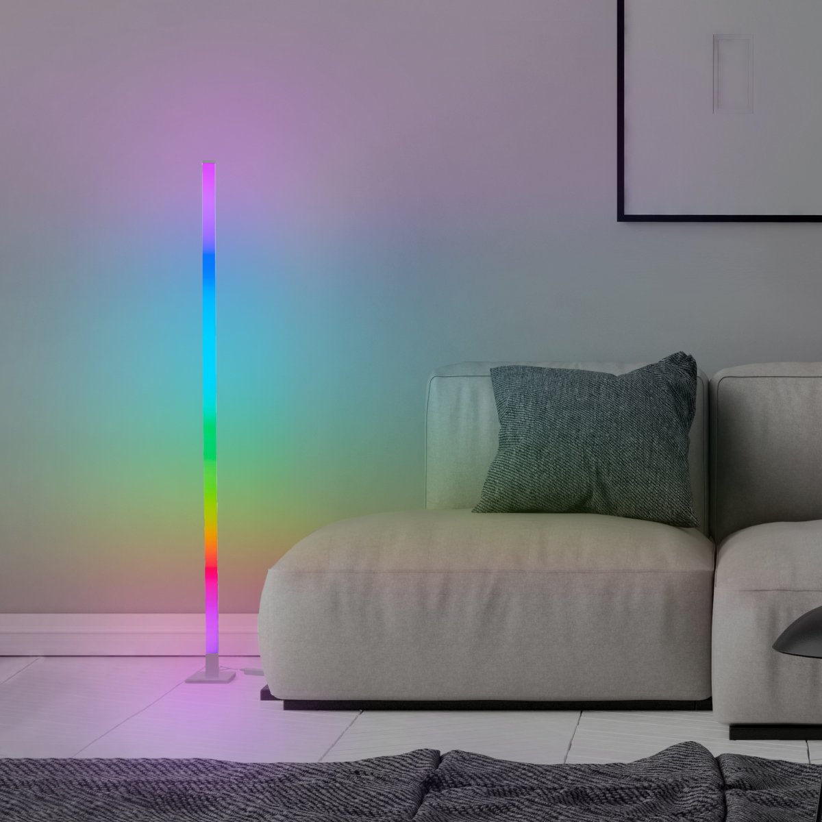 Neele Weiß stehlampe Von Brilliant - Die LED-Stehleuchte Neele mit RGB-Beleuchtung sorgt für ein dynamisches Lichtspiel, das sich an unterschiedliche Stimmungen und Farbkombinationen anpassen lässt.