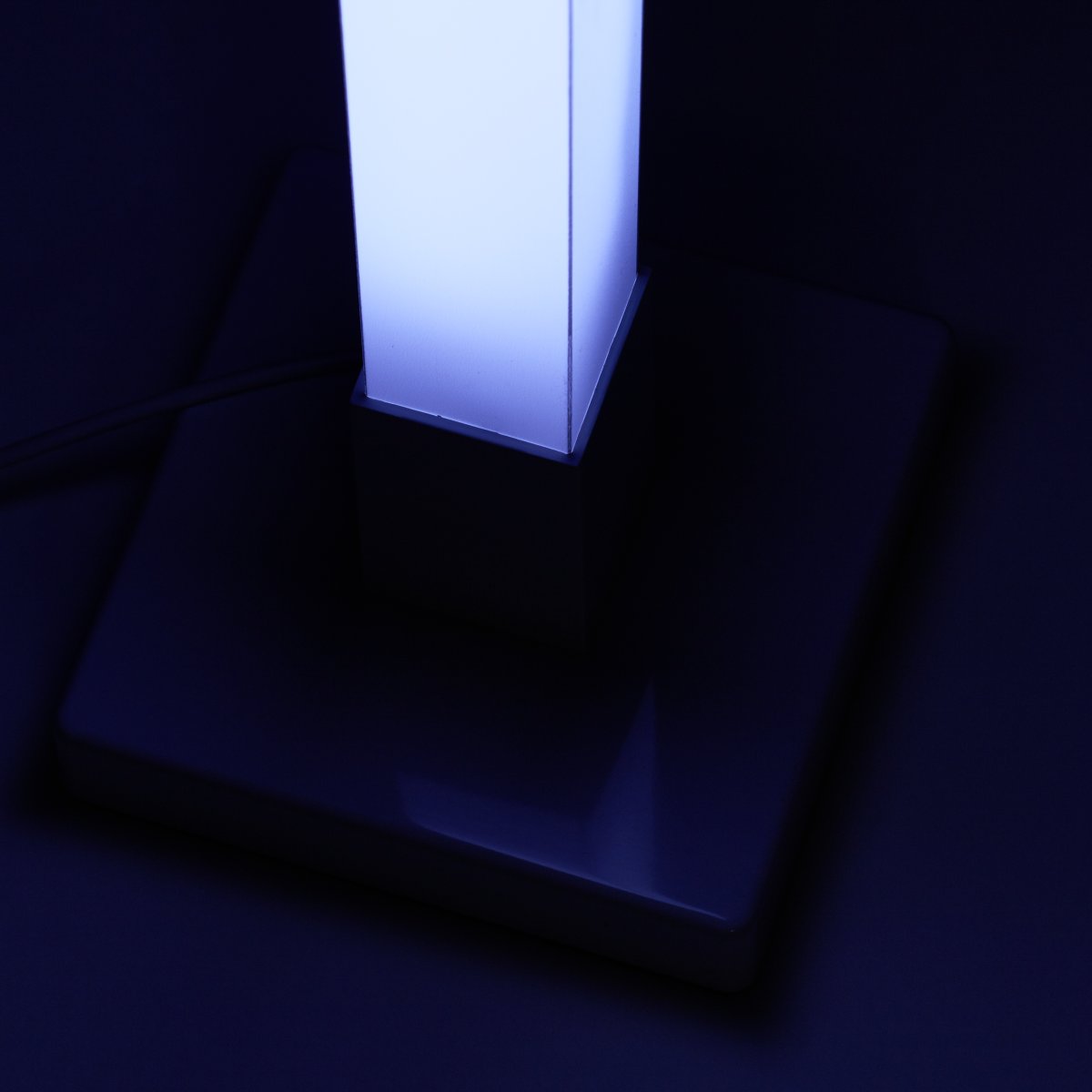 Neele Weiß stehlampe Von Brilliant - Die LED-Stehleuchte Neele mit RGB-Beleuchtung sorgt für ein dynamisches Lichtspiel, das sich an unterschiedliche Stimmungen und Farbkombinationen anpassen lässt.