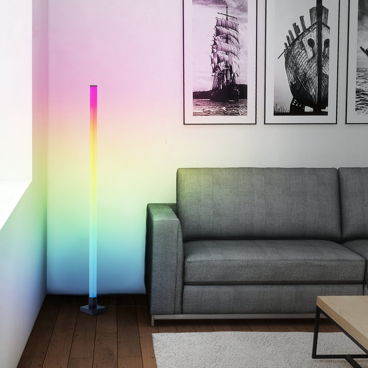 Neele Schwarz stehlampe Von Brilliant - Die LED-Stehleuchte Neele mit RGB-Beleuchtung sorgt für ein dynamisches Lichtspiel, das sich an unterschiedliche Stimmungen und Farbkombinationen anpassen lässt.