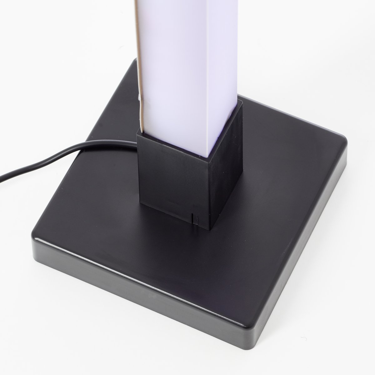 Neele Schwarz stehlampe Von Brilliant - Die LED-Stehleuchte Neele mit RGB-Beleuchtung sorgt für ein dynamisches Lichtspiel, das sich an unterschiedliche Stimmungen und Farbkombinationen anpassen lässt.
